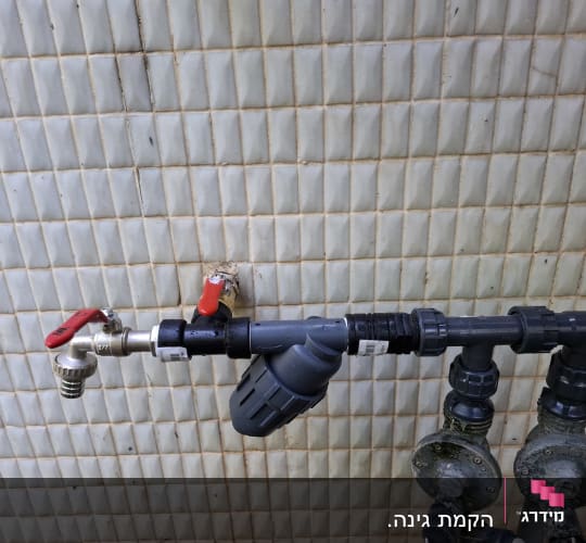 ברז מים עם מחברים וצינורות לגינון